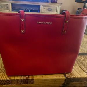 MICHAEL KORS JET SET MEDIUM TZ TOTE BAG SCARLET